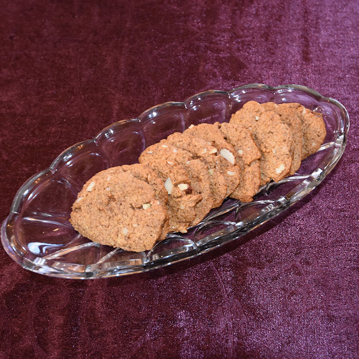 Skårne pepperkake med eller uten sjokoladetrekk Ingredienser 150 g Smør 2 ½ dl Sukker ½ dl Sirup 1 ss Kanel ½ ss Nellik ½ ss Ingefær 1 ts Kardemomme ½ ss Natron 1 dl Vann 7 ½ dl Hvetemel 1 dl Mandler (hakkete) Sjokoladedypp (valgfritt): 170 g Mørk sjokolade 115 g Smør 1 ss Sirup (lys) https://heidisboble.no/ @heidisboble