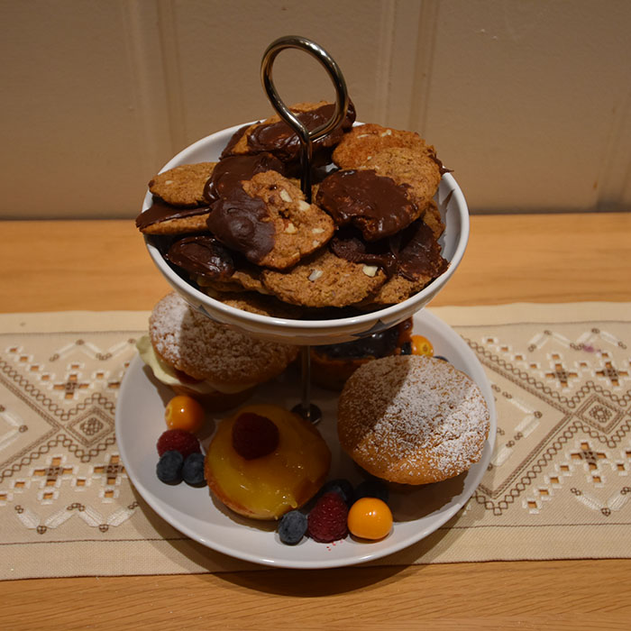 Skårne pepperkake med eller uten sjokoladetrekk Ingredienser 150 g Smør 2 ½ dl Sukker ½ dl Sirup 1 ss Kanel ½ ss Nellik ½ ss Ingefær 1 ts Kardemomme ½ ss Natron 1 dl Vann 7 ½ dl Hvetemel 1 dl Mandler (hakkete) Sjokoladedypp (valgfritt): 170 g Mørk sjokolade 115 g Smør 1 ss Sirup (lys) https://heidisboble.no/ @heidisboble