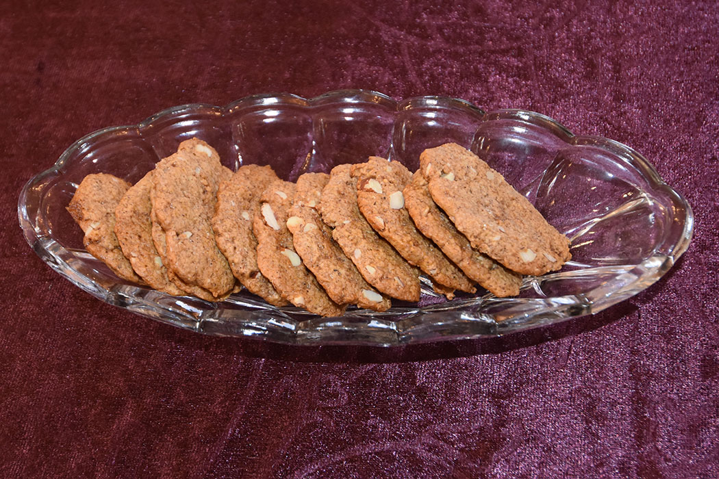 Skårne pepperkake med eller uten sjokoladetrekk Ingredienser 150 g Smør 2 ½ dl Sukker ½ dl Sirup 1 ss Kanel ½ ss Nellik ½ ss Ingefær 1 ts Kardemomme ½ ss Natron 1 dl Vann 7 ½ dl Hvetemel 1 dl Mandler (hakkete) Sjokoladedypp (valgfritt): 170 g Mørk sjokolade 115 g Smør 1 ss Sirup (lys) https://heidisboble.no/ @heidisboble