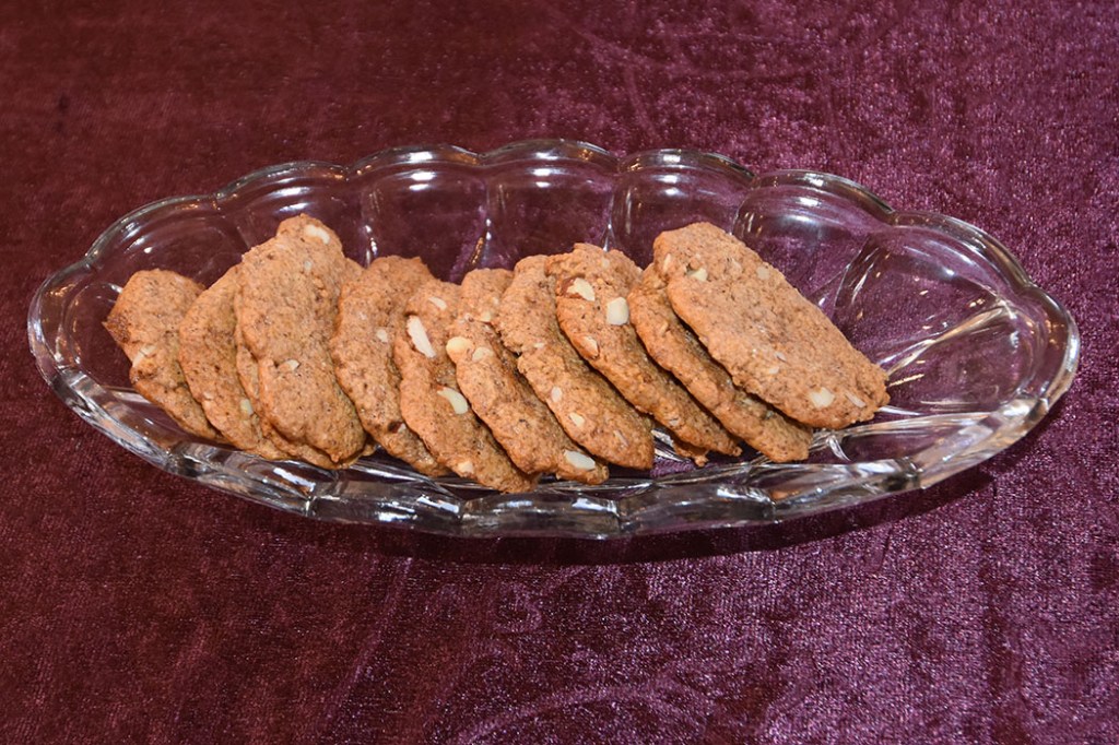 Skårne pepperkake med eller uten sjokoladetrekk Ingredienser 150 g Smør 2 ½ dl Sukker ½ dl Sirup 1 ss Kanel ½ ss Nellik ½ ss Ingefær 1 ts Kardemomme ½ ss Natron 1 dl Vann 7 ½ dl Hvetemel 1 dl Mandler (hakkete) Sjokoladedypp (valgfritt): 170 g Mørk sjokolade 115 g Smør 1 ss Sirup (lys) https://heidisboble.no/ @heidisboble