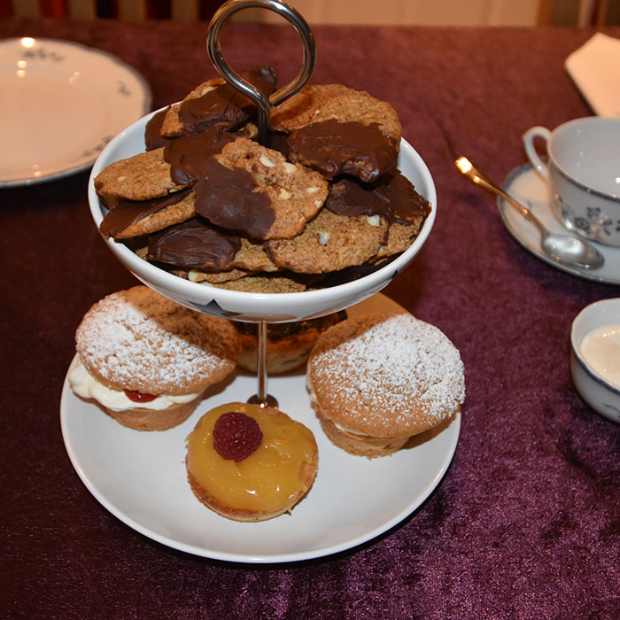 Skårne pepperkake med eller uten sjokoladetrekk Ingredienser 150 g Smør 2 ½ dl Sukker ½ dl Sirup 1 ss Kanel ½ ss Nellik ½ ss Ingefær 1 ts Kardemomme ½ ss Natron 1 dl Vann 7 ½ dl Hvetemel 1 dl Mandler (hakkete) Sjokoladedypp (valgfritt): 170 g Mørk sjokolade 115 g Smør 1 ss Sirup (lys) https://heidisboble.no/ @heidisboble