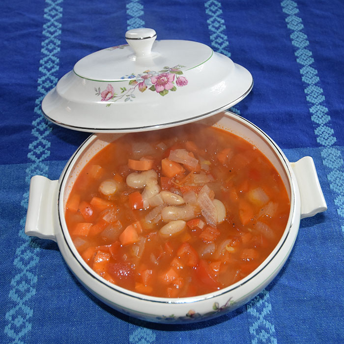 Bulgarsk bønnesuppe (Bob Corba) Ingredienser 1 Løk (fin hakket) 2 Gulrøtter (fin hakket) 2 Paprika (rød i biter) 2 Tomater (i biter) ½ - 1 ss Olje (soya, raps e.l) 1 ss Paprikapulver 8 dl Grønnsakkraft (eller buljong) 400 g Hvite bønner (kokte eller hermetiske) 2 ts Mynte (tørket) Persille (hakket) Salt og pepper https://heidisboble.no/ @heidisboble