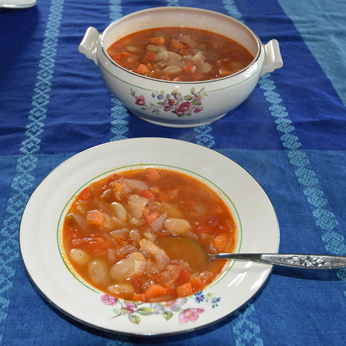 Bulgarsk bønnesuppe (Bob Corba) Ingredienser 1 Løk (fin hakket) 2 Gulrøtter (fin hakket) 2 Paprika (rød i biter) 2 Tomater (i biter) ½ - 1 ss Olje (soya, raps e.l) 1 ss Paprikapulver 8 dl Grønnsakkraft (eller buljong) 400 g Hvite bønner (kokte eller hermetiske) 2 ts Mynte (tørket) Persille (hakket) Salt og pepper https://heidisboble.no/ @heidisboble