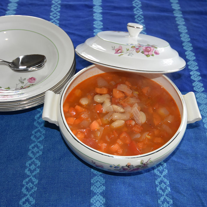 Bulgarsk bønnesuppe (Bob Corba) Ingredienser 1 Løk (fin hakket) 2 Gulrøtter (fin hakket) 2 Paprika (rød i biter) 2 Tomater (i biter) ½ - 1 ss Olje (soya, raps e.l) 1 ss Paprikapulver 8 dl Grønnsakkraft (eller buljong) 400 g Hvite bønner (kokte eller hermetiske) 2 ts Mynte (tørket) Persille (hakket) Salt og pepper https://heidisboble.no/ @heidisboble
