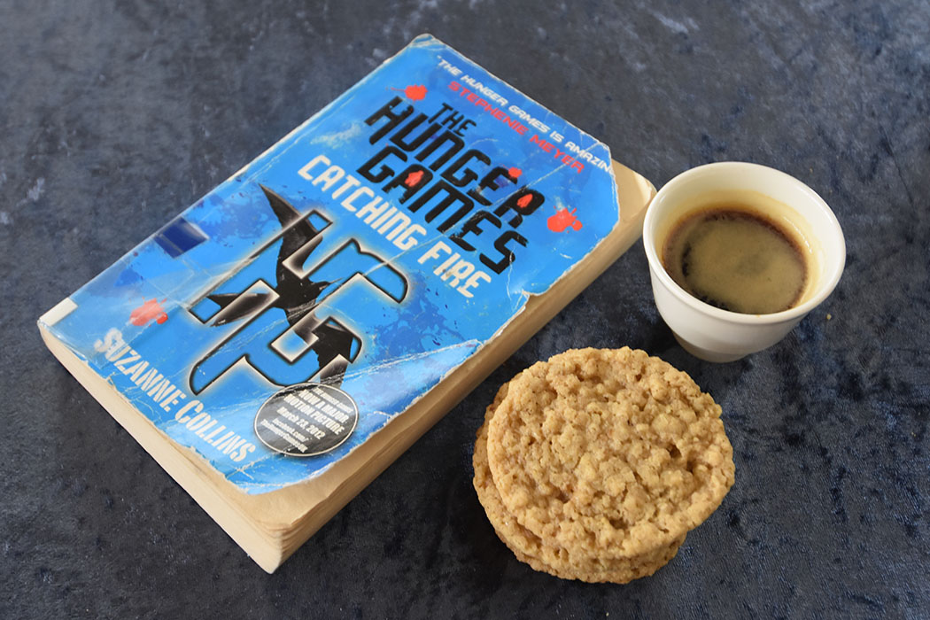 Collins, Suzanne (2012) «The Hunger games», Scholastic OG Mormors Havrekjeks Ingredienser: 200 g Smør 2 ½ dl Sukker (hvitt) ½ dl Sukker (brunt) 2 ts Vaniljesukker 1 Egg 2 ½ dl Hvetemel 5 dl Havregryn (lettkokte) ½ ts Bakepulver ½ ts Natron https://heidisboble.no/ @heidisboble