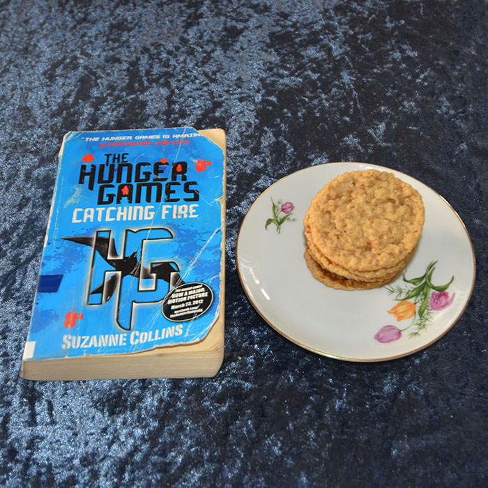 Collins, Suzanne (2012) «The Hunger games», Scholastic OG Mormors Havrekjeks Ingredienser: 200 g Smør 2 ½ dl Sukker (hvitt) ½ dl Sukker (brunt) 2 ts Vaniljesukker 1 Egg 2 ½ dl Hvetemel 5 dl Havregryn (lettkokte) ½ ts Bakepulver ½ ts Natron https://heidisboble.no/ @heidisboble