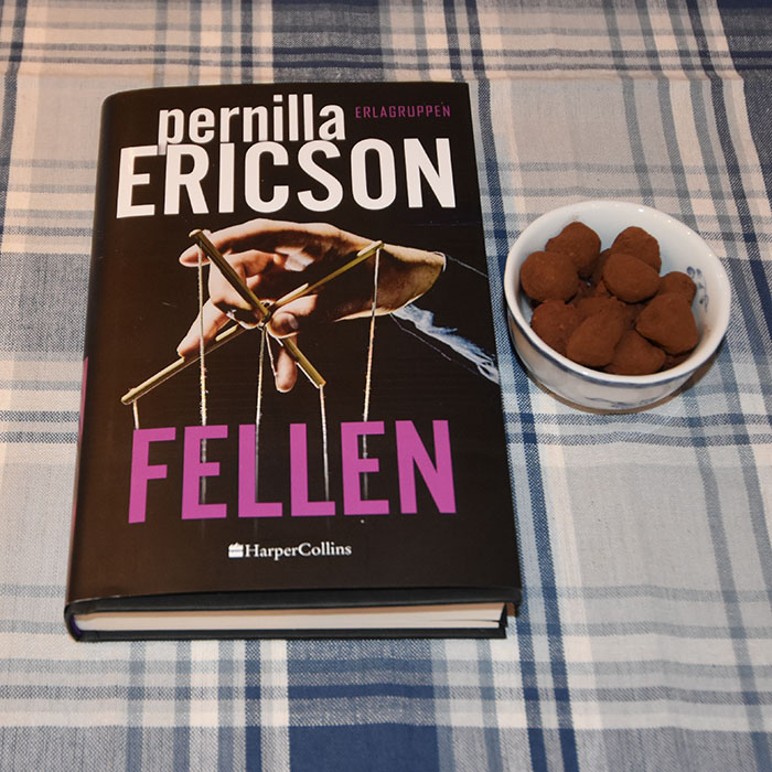 Ericson, Pernilla (2023) «Fellen», HarperCollins OG Mørk Sjokoladetrøffel Ingredienser: 200 g Sjokolade (minst 70 %) 1 dl Kremfløte 1 ss Vaniljesukker Kakaopulver Smakstilsetning (valgfritt): 2 ss Konjakk, appelsinlikør e.l. https://heidisboble.no/ @heidisboble