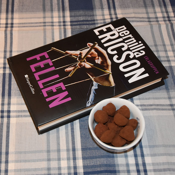 Ericson, Pernilla (2023) «Fellen», HarperCollins OG Mørk Sjokoladetrøffel Ingredienser: 200 g Sjokolade (minst 70 %) 1 dl Kremfløte 1 ss Vaniljesukker Kakaopulver Smakstilsetning (valgfritt): 2 ss Konjakk, appelsinlikør e.l. https://heidisboble.no/ @heidisboble