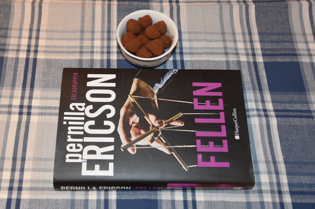Ericson, Pernilla (2023) «Fellen», HarperCollins OG Mørk Sjokoladetrøffel Ingredienser: 200 g Sjokolade (minst 70 %) 1 dl Kremfløte 1 ss Vaniljesukker Kakaopulver Smakstilsetning (valgfritt): 2 ss Konjakk, appelsinlikør e.l. https://heidisboble.no/ @heidisboble