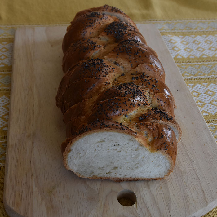 Fletteloff etter oppskrift fra Baker Brun Ingredienser 6 ½ Melk 1 pk Gjær 1 kg Hvetemel 1 ts Sukker 1 ts Salt 1 Egg 100 g Smør Egg (til pensling) Valmuefrø, sesamfrø https://heidisboble.no/ @heidisboble