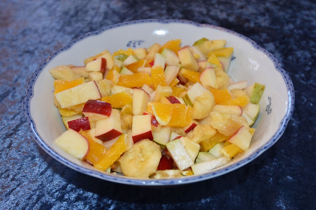 Fruktsalat (enkel) Ingredienser: 1 Eple 1 Appelsin 1 Pære 1 Banan 1 ss Rosiner (valgfritt) https://heidisboble.no/ @heidisboble