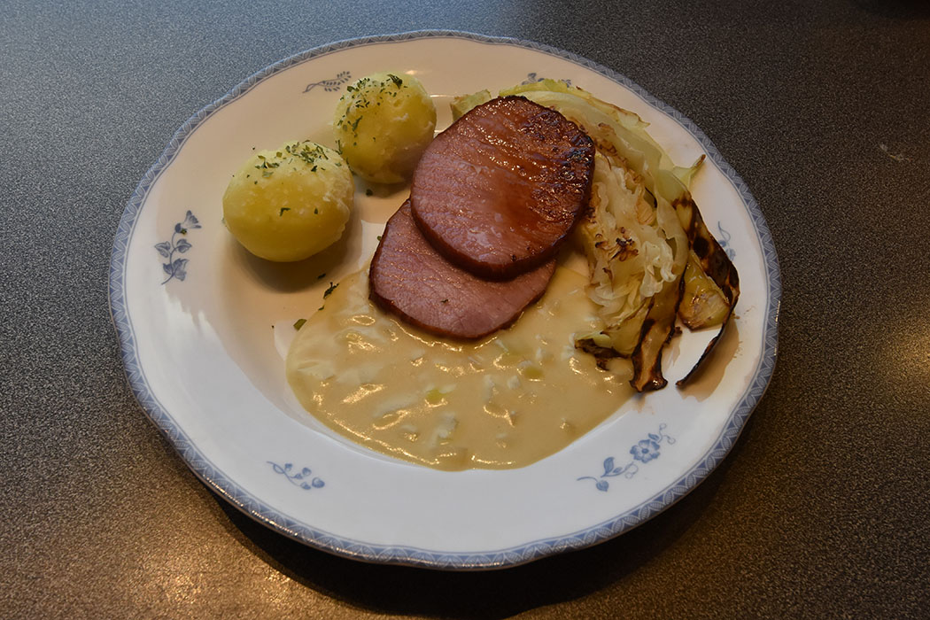 Stekt Hamburgerrygg med karamellisert spisskål og løksaus Ingredienser: 500 g Hamburgerrygg 6-8 Poteter 500 g Spisskål Løksaus: 2 Løk (skjært i skiver) 2 ss Smør 2 ss Hvetemel 4 dl Melk Salt og peppet https://heidisboble.no/ @heidisboble