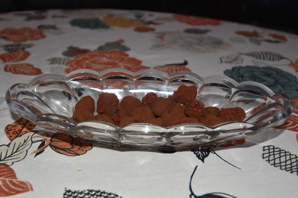 Mørk Sjokoladetrøffel Ingredienser 200 g Sjokolade (minst 70 %) 1 dl Kremfløte 1 ss Vaniljesukker Kakaopulver Smakstilsetning (valgfritt): 2 ss Konjakk, appelsinlikør e.l. https://heidisboble.no/ @heidisboble