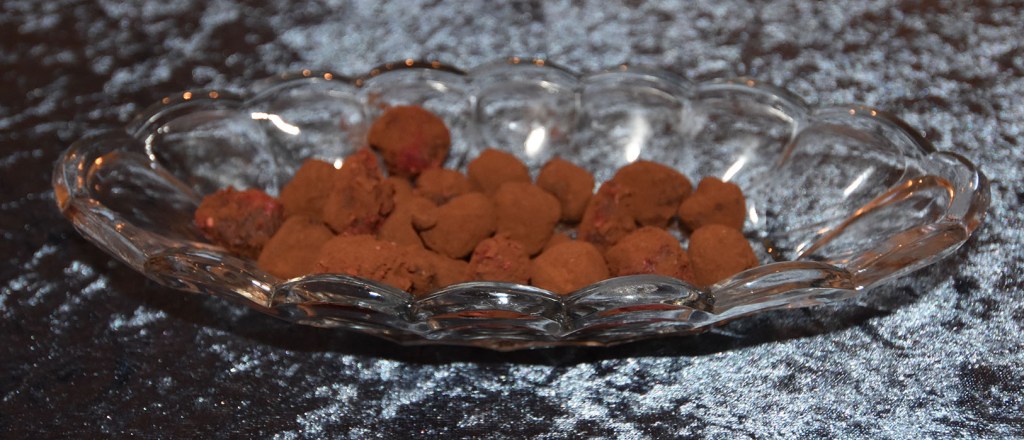 Mørk Sjokoladetrøffel Ingredienser 200 g Sjokolade (minst 70 %) 1 dl Kremfløte 1 ss Vaniljesukker Kakaopulver Smakstilsetning (valgfritt): 2 ss Konjakk, appelsinlikør e.l. https://heidisboble.no/ @heidisboble