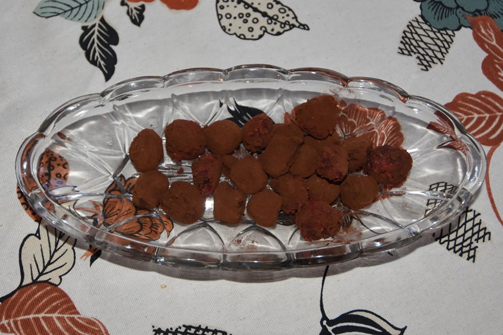 Mørk Sjokoladetrøffel Ingredienser 200 g Sjokolade (minst 70 %) 1 dl Kremfløte 1 ss Vaniljesukker Kakaopulver Smakstilsetning (valgfritt): 2 ss Konjakk, appelsinlikør e.l. https://heidisboble.no/ @heidisboble