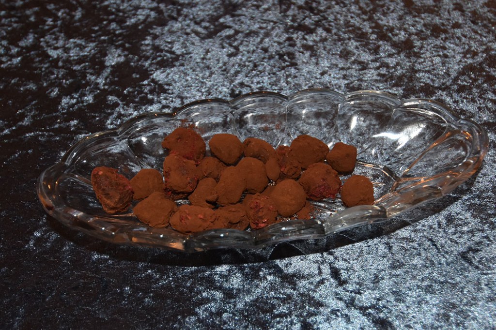 Mørk Sjokoladetrøffel Ingredienser 200 g Sjokolade (minst 70 %) 1 dl Kremfløte 1 ss Vaniljesukker Kakaopulver Smakstilsetning (valgfritt): 2 ss Konjakk, appelsinlikør e.l. https://heidisboble.no/ @heidisboble