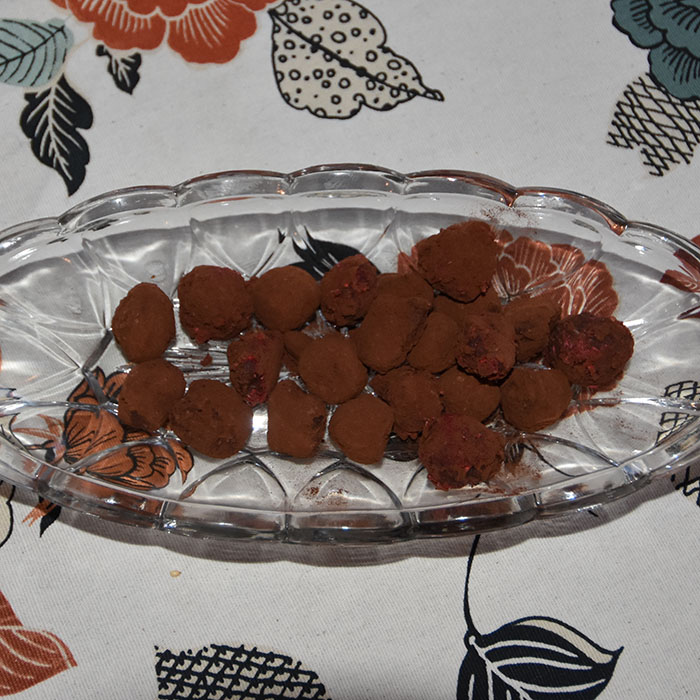 Mørk Sjokoladetrøffel Ingredienser 200 g Sjokolade (minst 70 %) 1 dl Kremfløte 1 ss Vaniljesukker Kakaopulver Smakstilsetning (valgfritt): 2 ss Konjakk, appelsinlikør e.l. https://heidisboble.no/ @heidisboble