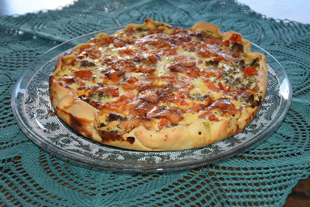 Kjøtdeigpai med tomat og løk Ingredienser: Bunn: 3 dl Hvetemel 100 g Smør 2-4 ss Kaldt vann Fyll: 4 Egg 3 dl Melk 1 ts Salt 1 krm Pepper 400 g Kjøttdeig (stekt) 1 Løk (hakket) 1-2 Tomater (i terninger) 100 Ost (revet) https://heidisboble.no/ @heidisboble