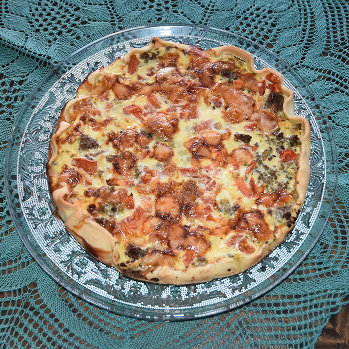 Kjøtdeigpai med tomat og løk Ingredienser: Bunn: 3 dl Hvetemel 100 g Smør 2-4 ss Kaldt vann Fyll: 4 Egg 3 dl Melk 1 ts Salt 1 krm Pepper 400 g Kjøttdeig (stekt) 1 Løk (hakket) 1-2 Tomater (i terninger) 100 Ost (revet) https://heidisboble.no/ @heidisboble