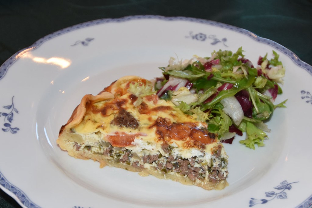 Kjøtdeigpai med tomat og løk Ingredienser: Bunn: 3 dl Hvetemel 100 g Smør 2-4 ss Kaldt vann Fyll: 4 Egg 3 dl Melk 1 ts Salt 1 krm Pepper 400 g Kjøttdeig (stekt) 1 Løk (hakket) 1-2 Tomater (i terninger) 100 Ost (revet) https://heidisboble.no/ @heidisboble