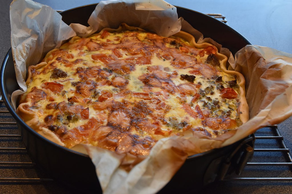 Kjøtdeigpai med tomat og løk Ingredienser: Bunn: 3 dl Hvetemel 100 g Smør 2-4 ss Kaldt vann Fyll: 4 Egg 3 dl Melk 1 ts Salt 1 krm Pepper 400 g Kjøttdeig (stekt) 1 Løk (hakket) 1-2 Tomater (i terninger) 100 Ost (revet) https://heidisboble.no/ @heidisboble