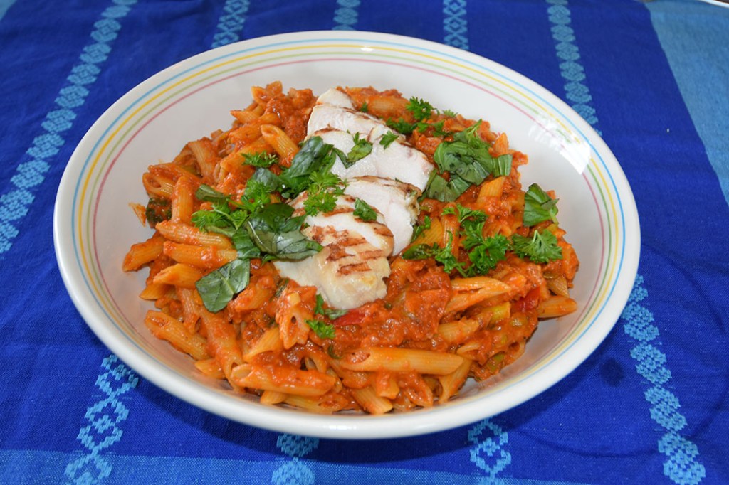 Penne med kremet tomatsaus, basilikum ig grillet kyllingnryst Ingredienser: 500-600 g Penne (eller annen type pasta) 400-500 g Kyllingbryst Salt, pepper, olje Basilikumblader Tomatsaus: 1 ss Olje 1 ss Smør ½ Løk (liten) 1 Gulrot (liten) 1 stilk Stangselleri 2 fedd Hvitløk ¼ Chili (rød, uten frø) 6 Tomat (flådde) eller 1 bx hermetiske 1 Buljongterning (kylling eller grønnsak) 3 dl Melk 1 ss Persille (hakket) 1 ts Paprikapulver ¼ ts Sukker 1 dl kremfløte Salt, pepper Basilikum (Hakket) Parmesan (revet) https://heidisboble.no/ @heidisboble