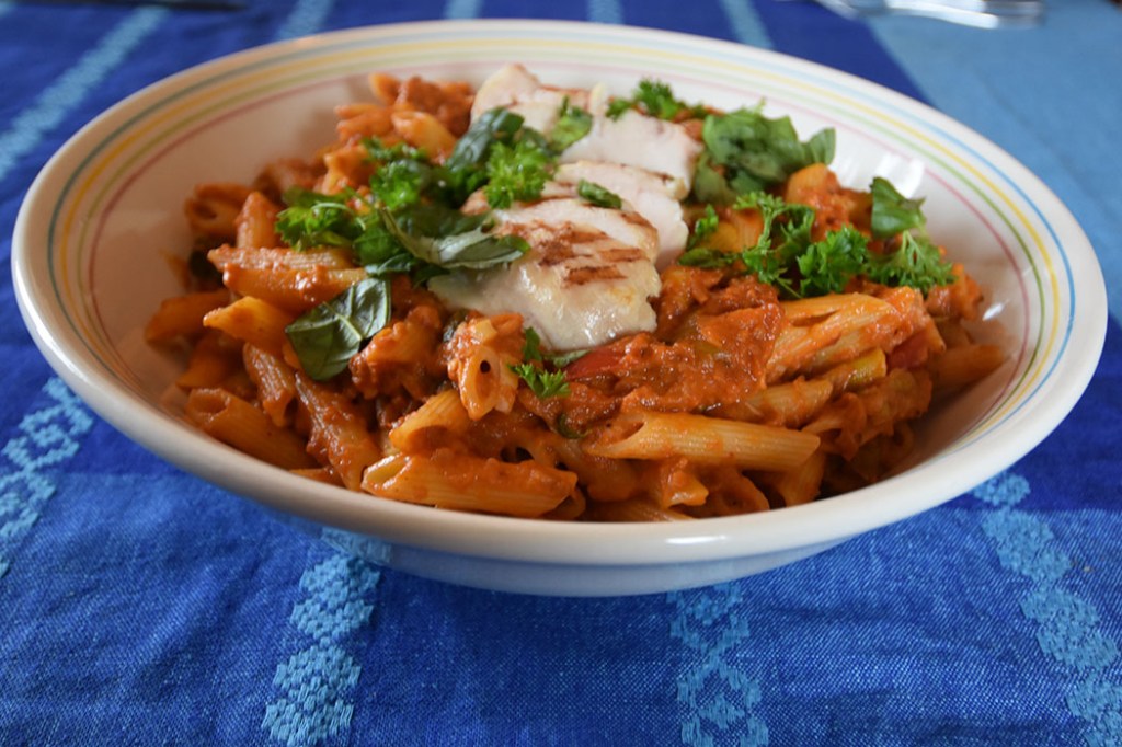 Penne med kremet tomatsaus, basilikum ig grillet kyllingnryst Ingredienser: 500-600 g Penne (eller annen type pasta) 400-500 g Kyllingbryst Salt, pepper, olje Basilikumblader Tomatsaus: 1 ss Olje 1 ss Smør ½ Løk (liten) 1 Gulrot (liten) 1 stilk Stangselleri 2 fedd Hvitløk ¼ Chili (rød, uten frø) 6 Tomat (flådde) eller 1 bx hermetiske 1 Buljongterning (kylling eller grønnsak) 3 dl Melk 1 ss Persille (hakket) 1 ts Paprikapulver ¼ ts Sukker 1 dl kremfløte Salt, pepper Basilikum (Hakket) Parmesan (revet) https://heidisboble.no/ @heidisboble