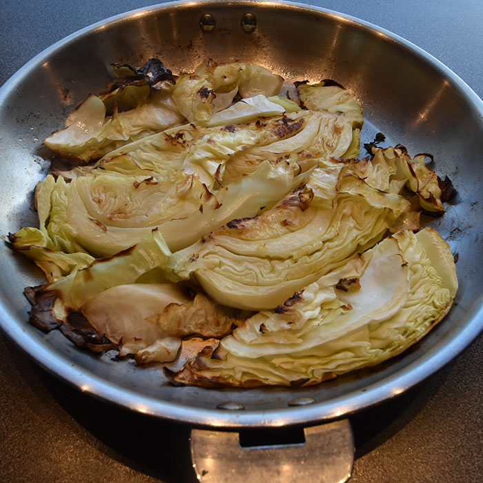 Stekt Hamburgerrygg med karamellisert spisskål og løksaus Ingredienser: 500 g Hamburgerrygg 6-8 Poteter 500 g Spisskål Løksaus: 2 Løk (skjært i skiver) 2 ss Smør 2 ss Hvetemel 4 dl Melk Salt og peppet https://heidisboble.no/ @heidisboble