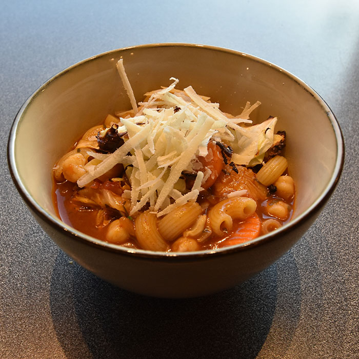 Suppe med tomater, chipotle og (spiss)kål Ingredienser ½ hode Spisskål (ca 500g) 1 Løk (hakket) 2-3 fedd Hvitløk 2 ss Tomatpuré ½ pakke Grønnsaksblanding 3-4 Chiliflak 1 fl Alkoholfritt øl (.33 cl) 8 dl Vann 1 bx Tomater (hakkete c 400 g) 2 Chipotlechilier 2 terninger Grønnsaksbuljong 1 ss Honning 1 bx Kikerter (ca 400 g) Olivenolje, salt. pepper Tips! Hvis du øsnker en enda mer mettende suppe kok ca 125-150 g makaroni al dente og tilsett suppa til slutt Tips! Spisskålen kan byttes ut med et kålhode, men da trenger det litt lengre tid i ovnen. Blomkålsblandingen kan byttes ut med ½ blomkålhode, skjær opp i små buketter Tilbehør: Revet parmesan https://heidisboble.no/ @heidisboble