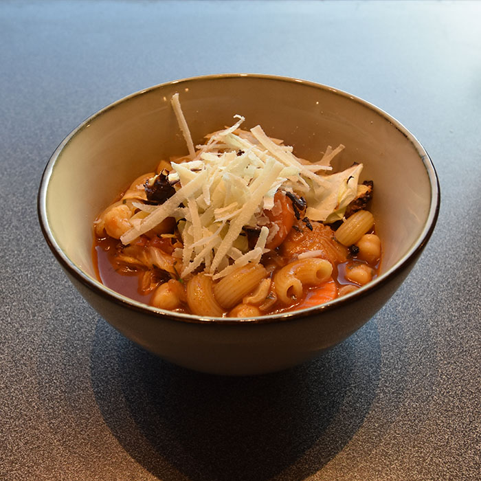 Suppe med tomater, chipotle og (spiss)kål Ingredienser ½ hode Spisskål (ca 500g) 1 Løk (hakket) 2-3 fedd Hvitløk 2 ss Tomatpuré ½ pakke Grønnsaksblanding 3-4 Chiliflak 1 fl Alkoholfritt øl (.33 cl) 8 dl Vann 1 bx Tomater (hakkete c 400 g) 2 Chipotlechilier 2 terninger Grønnsaksbuljong 1 ss Honning 1 bx Kikerter (ca 400 g) Olivenolje, salt. pepper Tips! Hvis du øsnker en enda mer mettende suppe kok ca 125-150 g makaroni al dente og tilsett suppa til slutt Tips! Spisskålen kan byttes ut med et kålhode, men da trenger det litt lengre tid i ovnen. Blomkålsblandingen kan byttes ut med ½ blomkålhode, skjær opp i små buketter Tilbehør: Revet parmesan https://heidisboble.no/ @heidisboble