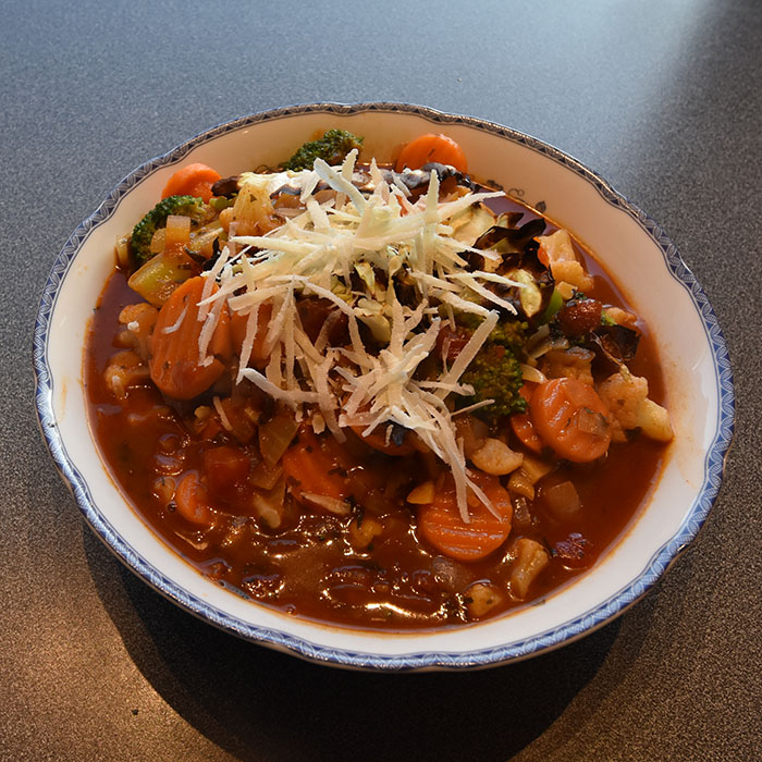 Suppe med tomater, chipotle og (spiss)kål Ingredienser ½ hode Spisskål (ca 500g) 1 Løk (hakket) 2-3 fedd Hvitløk 2 ss Tomatpuré ½ pakke Grønnsaksblanding 3-4 Chiliflak 1 fl Alkoholfritt øl (.33 cl) 8 dl Vann 1 bx Tomater (hakkete c 400 g) 2 Chipotlechilier 2 terninger Grønnsaksbuljong 1 ss Honning 1 bx Kikerter (ca 400 g) Olivenolje, salt. pepper Tips! Spisskålen kan byttes ut med et kålhode, men da trenger det litt lengre tid i ovnen. Blomkålsblandingen kan byttes ut med ½ blomkålhode, skjær opp i små buketter Tilbehør: Revet parmesan https://heidisboble.no/ @heidisboble