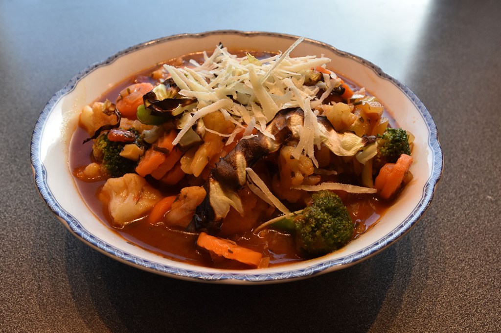 Suppe med tomater, chipotle og (spiss)kål Ingredienser ½ hode Spisskål (ca 500g) 1 Løk (hakket) 2-3 fedd Hvitløk 2 ss Tomatpuré ½ pakke Grønnsaksblanding 3-4 Chiliflak 1 fl Alkoholfritt øl (.33 cl) 8 dl Vann 1 bx Tomater (hakkete c 400 g) 2 Chipotlechilier 2 terninger Grønnsaksbuljong 1 ss Honning 1 bx Kikerter (ca 400 g) Olivenolje, salt. pepper Tips! Spisskålen kan byttes ut med et kålhode, men da trenger det litt lengre tid i ovnen. Blomkålsblandingen kan byttes ut med ½ blomkålhode, skjær opp i små buketter Tilbehør: Revet parmesan https://heidisboble.no/ @heidisboble