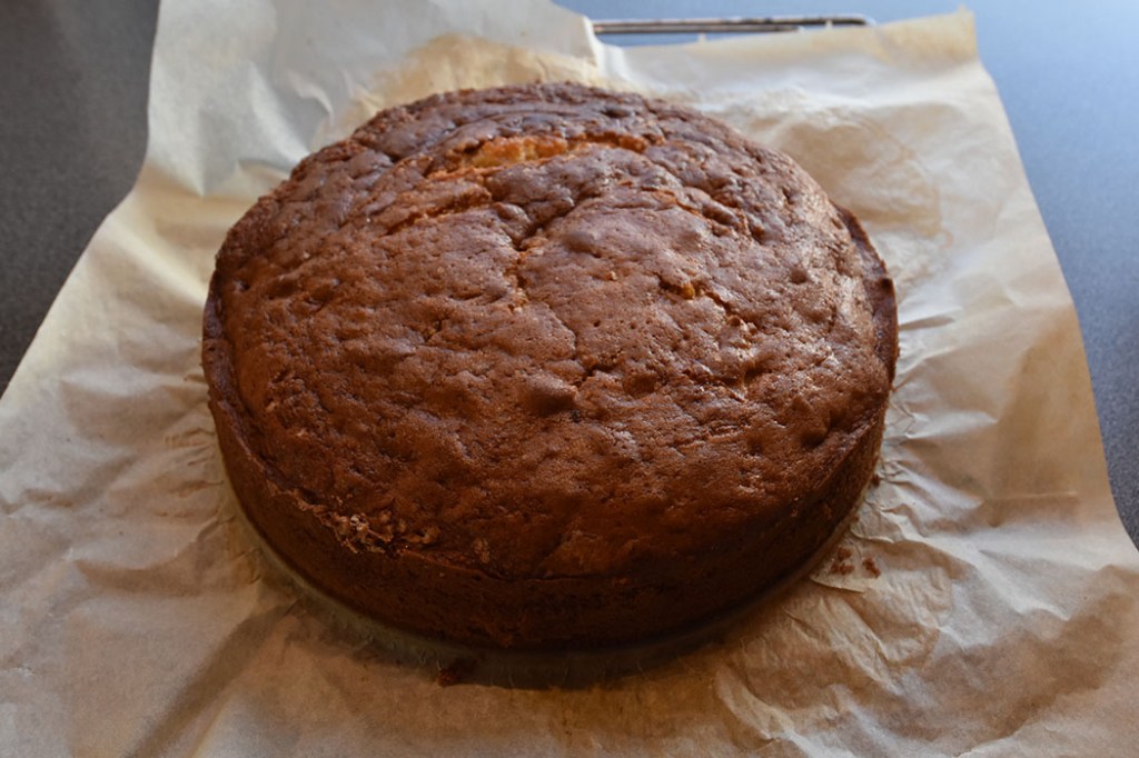 Bacon- og valnøttkake etter oppskrift fra openAI.com https://heidisboble.no/ @heidisboble Ingredienser 5 dl Hvetemel 1 ts Bakepulver 1 ts Natron 2 ½ dl Smør (halvsmeltet) (225 g) 2 ½ dl Sukker 3 Egg (store) 2 ½ dl Kefir 1 ts Vaniljeekstrakt 2 ½ dl Bacon (sprøstekt) 2 ½ dl Pekannøtter/valnøtter (grovhakket) - valgfritt Fyll og Topping (valgfritt): 225 g Kremost (nautral) 4 ss Smør (romtemperert) 5 dl Melis 1 ts Vaniljeekstrakt ½ dl Bacon (sprøstekt) Pekan-/valnøtter til pynt - valgfritt