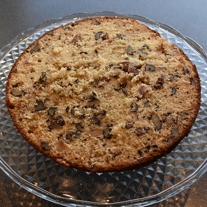 Bacon- og valnøttkake etter oppskrift fra openAI.com https://heidisboble.no/ @heidisboble Ingredienser 5 dl Hvetemel 1 ts Bakepulver 1 ts Natron 2 ½ dl Smør (halvsmeltet) (225 g) 2 ½ dl Sukker 3 Egg (store) 2 ½ dl Kefir 1 ts Vaniljeekstrakt 2 ½ dl Bacon (sprøstekt) 2 ½ dl Pekannøtter/valnøtter (grovhakket) - valgfritt Fyll og Topping (valgfritt): 225 g Kremost (nautral) 4 ss Smør (romtemperert) 5 dl Melis 1 ts Vaniljeekstrakt ½ dl Bacon (sprøstekt) Pekan-/valnøtter til pynt - valgfritt