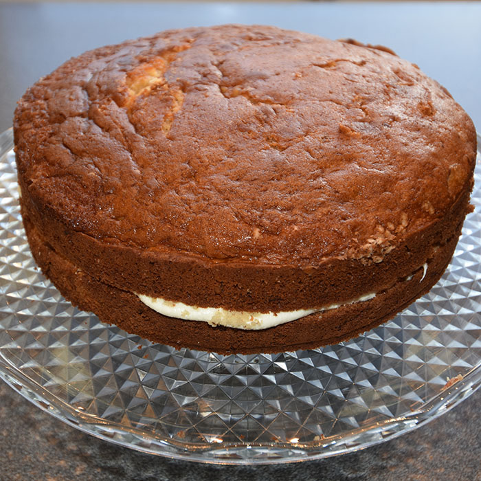 Bacon- og valnøttkake etter oppskrift fra openAI.com https://heidisboble.no/ @heidisboble Ingredienser 5 dl Hvetemel 1 ts Bakepulver 1 ts Natron 2 ½ dl Smør (halvsmeltet) (225 g) 2 ½ dl Sukker 3 Egg (store) 2 ½ dl Kefir 1 ts Vaniljeekstrakt 2 ½ dl Bacon (sprøstekt) 2 ½ dl Pekannøtter/valnøtter (grovhakket) - valgfritt Fyll og Topping (valgfritt): 225 g Kremost (nautral) 4 ss Smør (romtemperert) 5 dl Melis 1 ts Vaniljeekstrakt ½ dl Bacon (sprøstekt) Pekan-/valnøtter til pynt - valgfritt