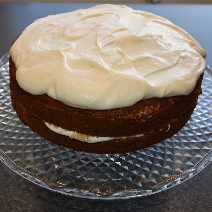 Bacon- og valnøttkake etter oppskrift fra openAI.com https://heidisboble.no/ @heidisboble Ingredienser 5 dl Hvetemel 1 ts Bakepulver 1 ts Natron 2 ½ dl Smør (halvsmeltet) (225 g) 2 ½ dl Sukker 3 Egg (store) 2 ½ dl Kefir 1 ts Vaniljeekstrakt 2 ½ dl Bacon (sprøstekt) 2 ½ dl Pekannøtter/valnøtter (grovhakket) - valgfritt Fyll og Topping (valgfritt): 225 g Kremost (nautral) 4 ss Smør (romtemperert) 5 dl Melis 1 ts Vaniljeekstrakt ½ dl Bacon (sprøstekt) Pekan-/valnøtter til pynt - valgfritt