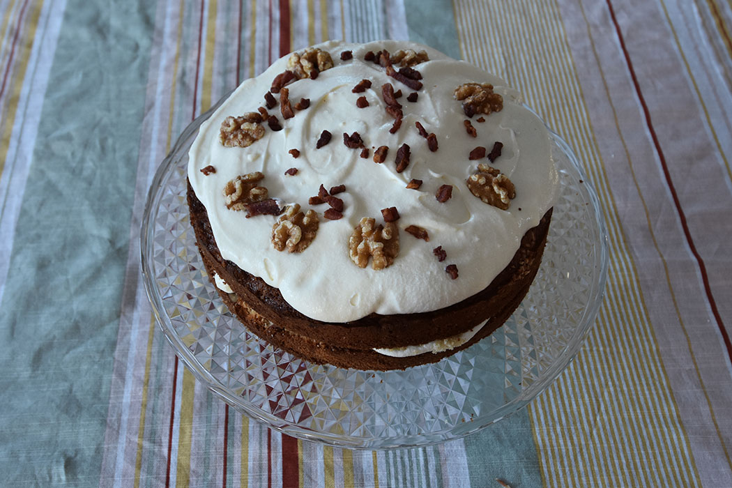 Bacon- og valnøttkake etter oppskrift fra openAI.com https://heidisboble.no/ @heidisboble Ingredienser 5 dl Hvetemel 1 ts Bakepulver 1 ts Natron 2 ½ dl Smør (halvsmeltet) (225 g) 2 ½ dl Sukker 3 Egg (store) 2 ½ dl Kefir 1 ts Vaniljeekstrakt 2 ½ dl Bacon (sprøstekt) 2 ½ dl Pekannøtter/valnøtter (grovhakket) - valgfritt Fyll og Topping (valgfritt): 225 g Kremost (nautral) 4 ss Smør (romtemperert) 5 dl Melis 1 ts Vaniljeekstrakt ½ dl Bacon (sprøstekt) Pekan-/valnøtter til pynt - valgfritt