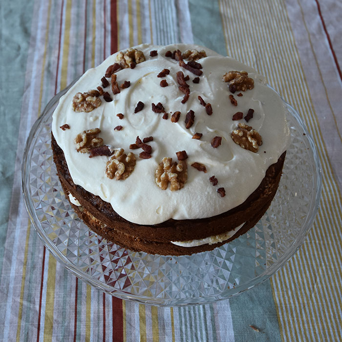 Bacon- og valnøttkake etter oppskrift fra openAI.com https://heidisboble.no/ @heidisboble Ingredienser 5 dl Hvetemel 1 ts Bakepulver 1 ts Natron 2 ½ dl Smør (halvsmeltet) (225 g) 2 ½ dl Sukker 3 Egg (store) 2 ½ dl Kefir 1 ts Vaniljeekstrakt 2 ½ dl Bacon (sprøstekt) 2 ½ dl Pekannøtter/valnøtter (grovhakket) - valgfritt Fyll og Topping (valgfritt): 225 g Kremost (nautral) 4 ss Smør (romtemperert) 5 dl Melis 1 ts Vaniljeekstrakt ½ dl Bacon (sprøstekt) Pekan-/valnøtter til pynt - valgfritt