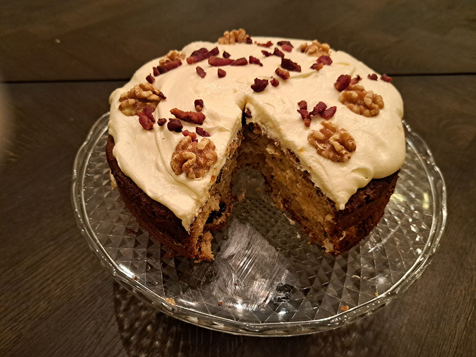 Bacon- og valnøttkake etter oppskrift fra openAI.com https://heidisboble.no/ @heidisboble Ingredienser 5 dl Hvetemel 1 ts Bakepulver 1 ts Natron 2 ½ dl Smør (halvsmeltet) (225 g) 2 ½ dl Sukker 3 Egg (store) 2 ½ dl Kefir 1 ts Vaniljeekstrakt 2 ½ dl Bacon (sprøstekt) 2 ½ dl Pekannøtter/valnøtter (grovhakket) - valgfritt Fyll og Topping (valgfritt): 225 g Kremost (nautral) 4 ss Smør (romtemperert) 5 dl Melis 1 ts Vaniljeekstrakt ½ dl Bacon (sprøstekt) Pekan-/valnøtter til pynt - valgfritt