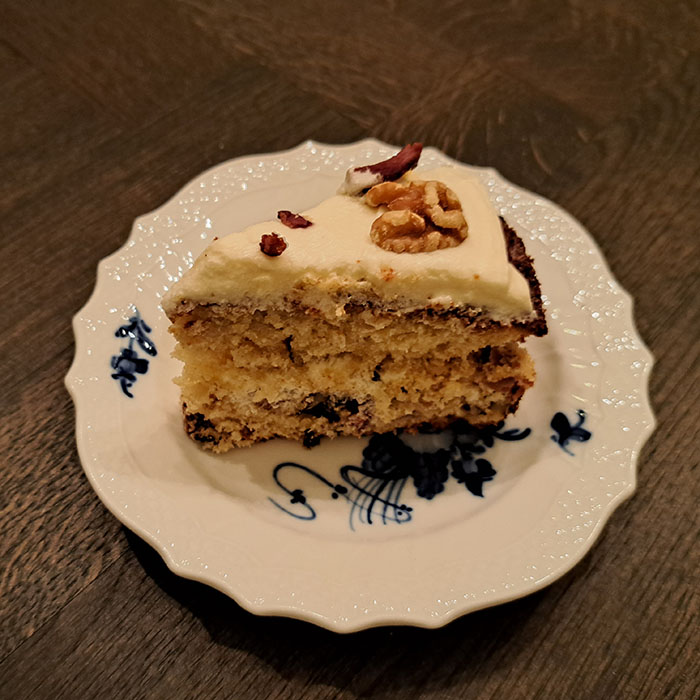 Bacon- og valnøttkake etter oppskrift fra openAI.com https://heidisboble.no/ @heidisboble Ingredienser 5 dl Hvetemel 1 ts Bakepulver 1 ts Natron 2 ½ dl Smør (halvsmeltet) (225 g) 2 ½ dl Sukker 3 Egg (store) 2 ½ dl Kefir 1 ts Vaniljeekstrakt 2 ½ dl Bacon (sprøstekt) 2 ½ dl Pekannøtter/valnøtter (grovhakket) - valgfritt Fyll og Topping (valgfritt): 225 g Kremost (nautral) 4 ss Smør (romtemperert) 5 dl Melis 1 ts Vaniljeekstrakt ½ dl Bacon (sprøstekt) Pekan-/valnøtter til pynt - valgfritt