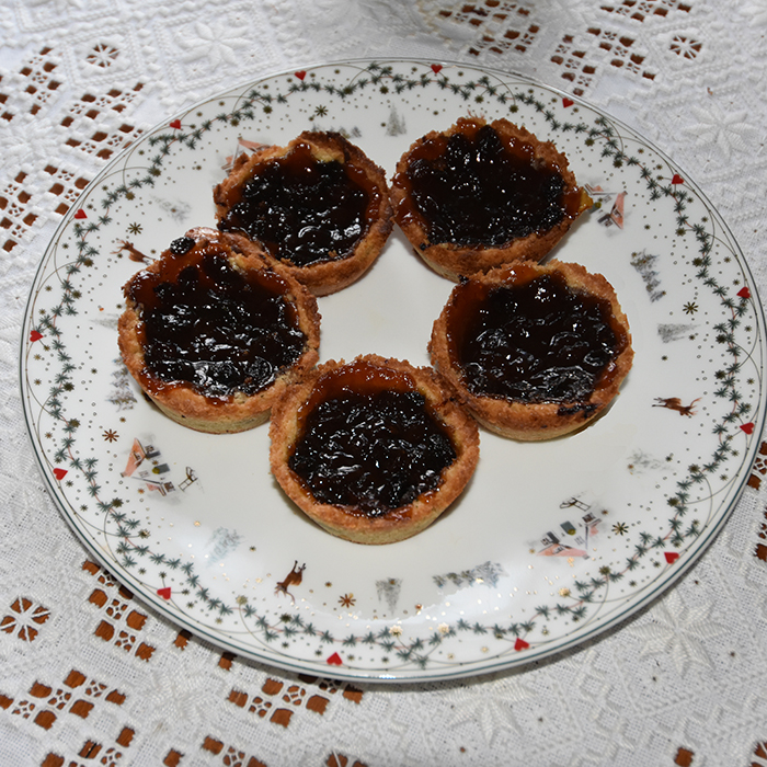 Banbury tarts Ingredienser: Bunner: 155 g Mel 3 ss Sukker 140 g Smør (kaldt) 1 Eggeplomme 1 ss Vann (iskaldt) Fyll: 225 g Rosiner 240 ml Vann 140 g Sukker 4 Pepitakjeks (eller annen kjeks med kremfyll) 1 Egg (lett sammenvispet) https://heidisboble.no/ @heidisboble