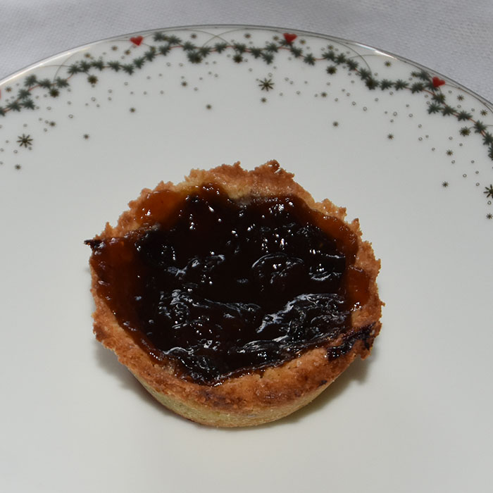 Banbury tarts Ingredienser: Bunner: 155 g Mel 3 ss Sukker 140 g Smør (kaldt) 1 Eggeplomme 1 ss Vann (iskaldt) Fyll: 225 g Rosiner 240 ml Vann 140 g Sukker 4 Pepitakjeks (eller annen kjeks med kremfyll) 1 Egg (lett sammenvispet) https://heidisboble.no/ @heidisboble