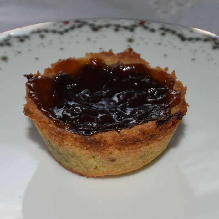 Banbury tarts Ingredienser: Bunner: 155 g Mel 3 ss Sukker 140 g Smør (kaldt) 1 Eggeplomme 1 ss Vann (iskaldt) Fyll: 225 g Rosiner 240 ml Vann 140 g Sukker 4 Pepitakjeks (eller annen kjeks med kremfyll) 1 Egg (lett sammenvispet) https://heidisboble.no/ @heidisboble