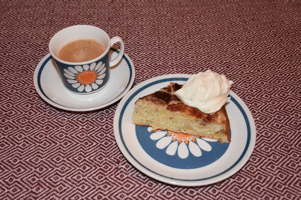 Mormors Eplekake Ingredienser: 2 Egg 1 ½ dl Sukker 3 ss Margarin (smeltet) 1 ½ dl Melk 3 dl Hvetemel 1 ½ ts Bakepulver 2 Epler (i biter) Sukker og kanel https://heidisboble.no/ @heidisboble