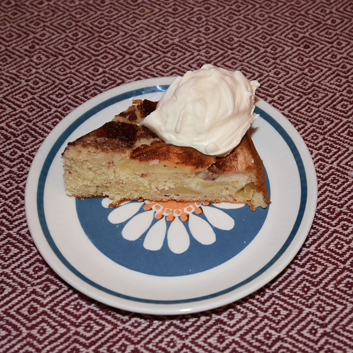 Mormors Eplekake Ingredienser: 2 Egg 1 ½ dl Sukker 3 ss Margarin (smeltet) 1 ½ dl Melk 3 dl Hvetemel 1 ½ ts Bakepulver 2 Epler (i biter) Sukker og kanel https://heidisboble.no/ @heidisboble