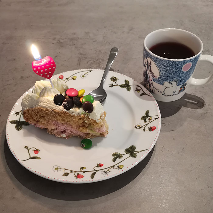 Favorittkake Ingredienser 2 Egg 180 g Sukker 125 g Hvetemel 1 ½ ts Bakepulver 2 ts Vaniljesukker 1 dl Kokende vann Fyll og pynt kremfløte bringebørsyltetøy bananer nonstopp lys https://heidisboble.no/ @heidisboble