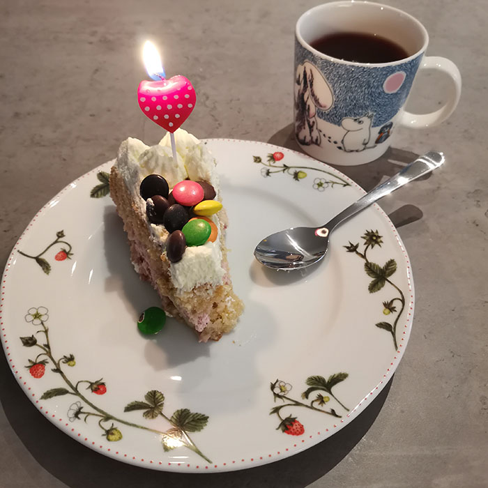 Favorittkake med tente bursdagslys Ingredienser 2 Egg 180 g Sukker 125 g Hvetemel 1 ½ ts Bakepulver 2 ts Vaniljesukker 1 dl Kokende vann Fyll og pynt kremfløte bringebørsyltetøy bananer nonstopp lys https://heidisboble.no/ @heidisboble