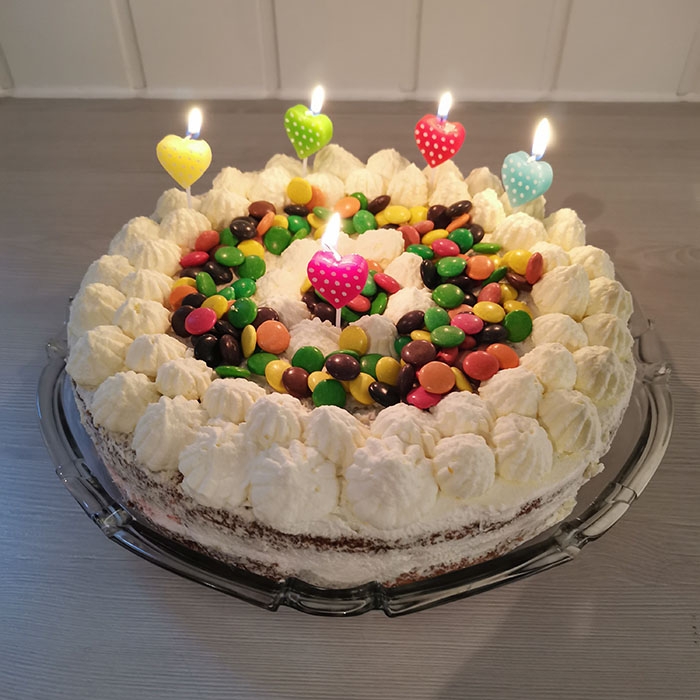 Favorittkake med tente bursdagslys Ingredienser 2 Egg 180 g Sukker 125 g Hvetemel 1 ½ ts Bakepulver 2 ts Vaniljesukker 1 dl Kokende vann Fyll og pynt kremfløte bringebørsyltetøy bananer nonstopp lys https://heidisboble.no/ @heidisboble