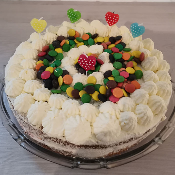 Favorittkake Ingredienser 2 Egg 180 g Sukker 125 g Hvetemel 1 ½ ts Bakepulver 2 ts Vaniljesukker 1 dl Kokende vann Fyll og pynt kremfløte bringebørsyltetøy bananer nonstopp lys https://heidisboble.no/ @heidisboble