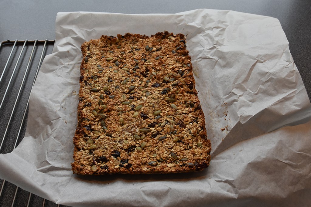 Muslibar etter oppskrift fra Garant (https://www.garantskafferiet.se/) Ingredienser; 3 dl Havregryn (fiber) 1 dl Kokos ½ dl Epleringer (tørkete) ½ dl Rosiner (gjerne gule) 3 ss Honning 1 Egg ½ Banan (moset) https://heidisboble.no/ @heidisboble